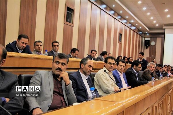 جلسه ستاد پشتیبانی سوادآموزی استان فارس با حضور رئیس نهضت سواد آموزی کشور