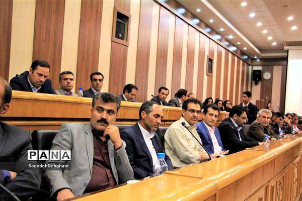جلسه ستاد پشتیبانی سوادآموزی استان فارس با حضور رئیس نهضت سواد آموزی کشور
