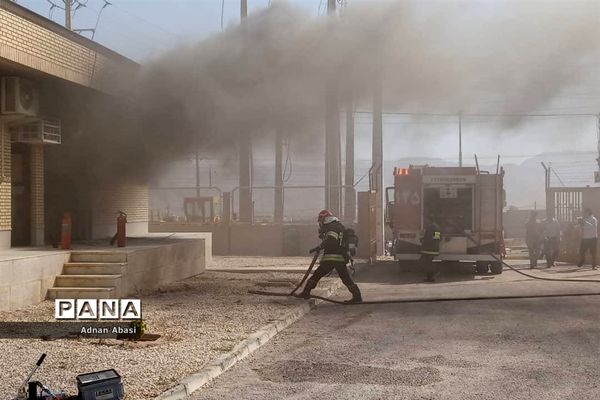 مهار آتش سوزی ایستگاه برق گله‌دار