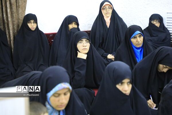 دیدار جمعی از طلاب و روحانیون فعال در مدارس استان با نماینده ولی فقیه