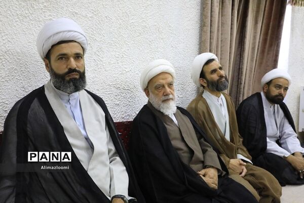 دیدار جمعی از طلاب و روحانیون فعال در مدارس استان با نماینده ولی فقیه