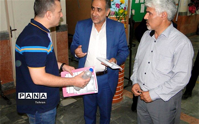  بازدید مدیر آموزش و پرورش منطقه 10 از فرایند ثبت نام دانش آموزان
