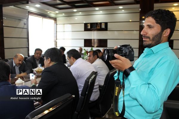 جلسه کارگروه استانی لباس فرم و سرویس دانش‌آموزی استان بوشهر