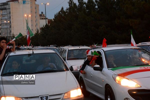 شادی مردم پس از برد تیم ملی والیبال ایران