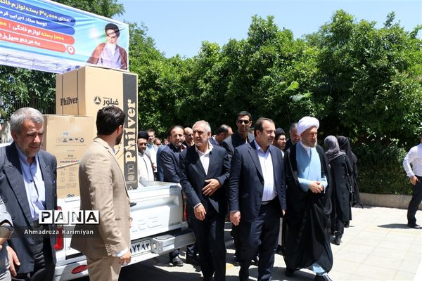 اهدای کالاهای اساسی به سیل زدگان شیراز