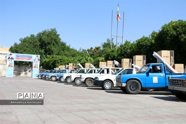 اهدای کالاهای اساسی به سیل زدگان شیراز