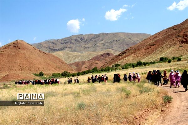 کوهپیمایی پیشتازان دخترمدارس زبرخان