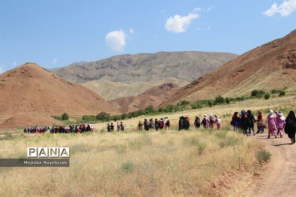 کوهپیمایی پیشتازان دخترمدارس زبرخان