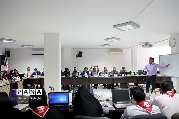 جلسه  توجیهی رابطان استانی سامانه‌های دانش آموزی