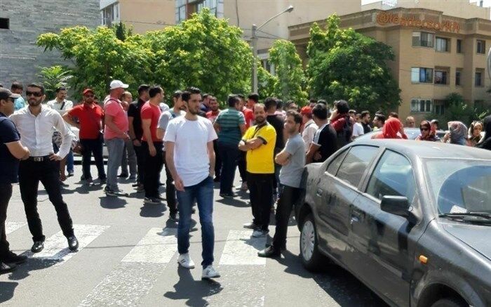 راهکار خانم همسایه برای متفرق کردن پرسپولیسی‌ها +تصویر