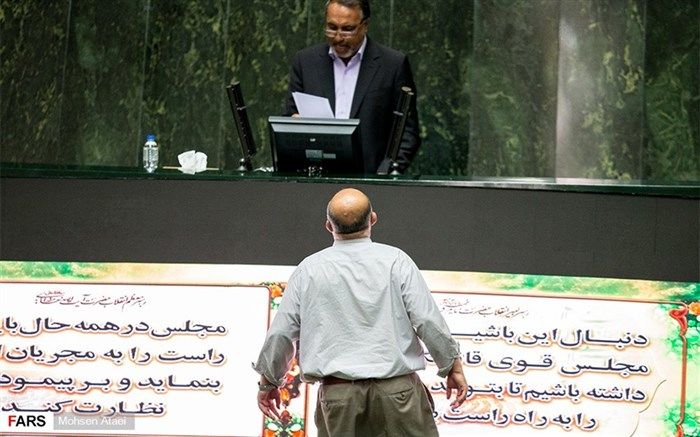 تصویر/ استایل متفاوت قاضی‌پور روبروی تریبون مجلس