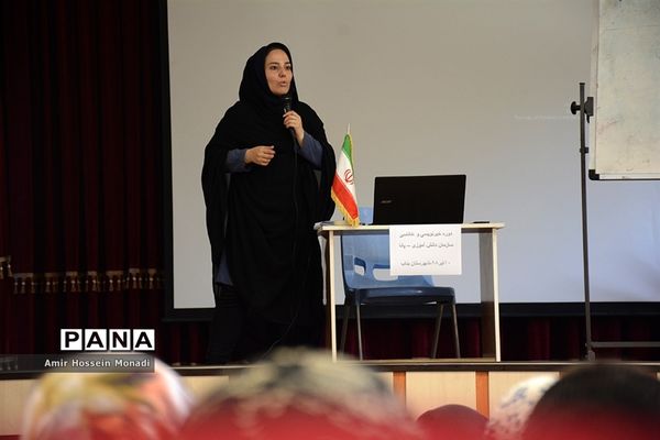 دوره آموزش اصول خبرنویسی و عکاسی دانش‌آموزان بناب