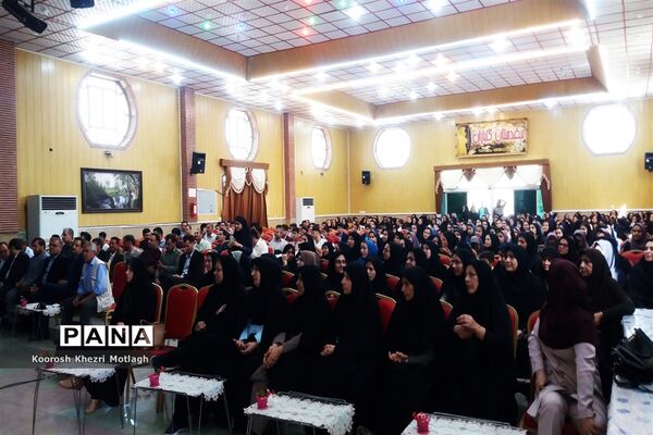 تجلیل از دانش آموزان و دبیران منتخب جشنواره‌ها و مسابقات علمی - پژوهشی در کازرون