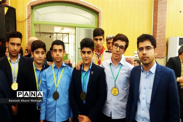 تجلیل از دانش آموزان و دبیران منتخب جشنواره‌ها و مسابقات علمی - پژوهشی در کازرون