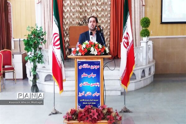 تجلیل از دانش آموزان و دبیران منتخب جشنواره‌ها و مسابقات علمی - پژوهشی در کازرون