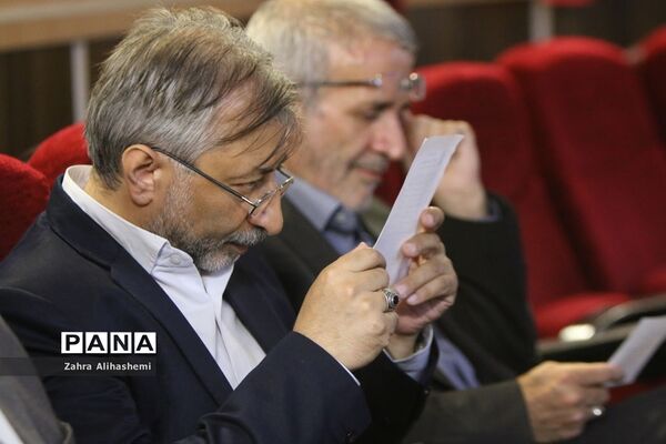 پانزدهمین نشست کافه خرد: نقد و نظر در کارآمدی و بقای مدرسه