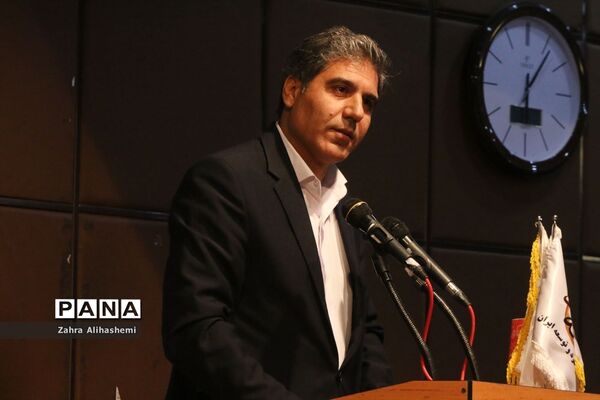 پانزدهمین نشست کافه خرد: نقد و نظر در کارآمدی و بقای مدرسه