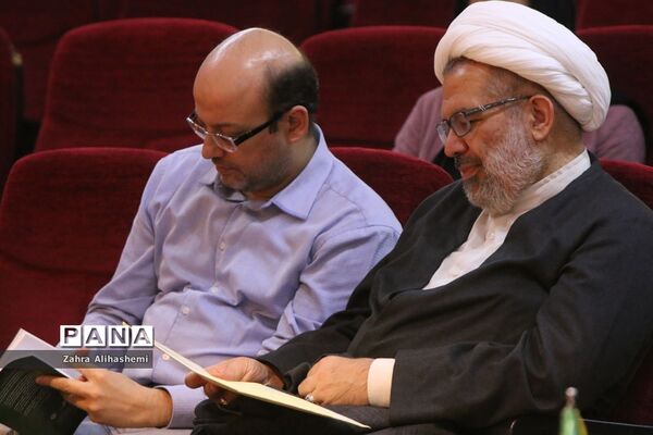 پانزدهمین نشست کافه خرد: نقد و نظر در کارآمدی و بقای مدرسه