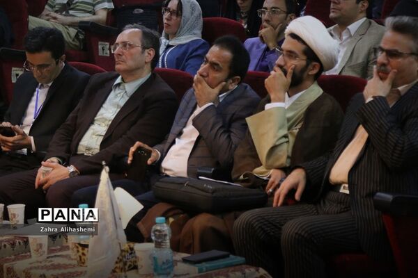 پانزدهمین نشست کافه خرد: نقد و نظر در کارآمدی و بقای مدرسه