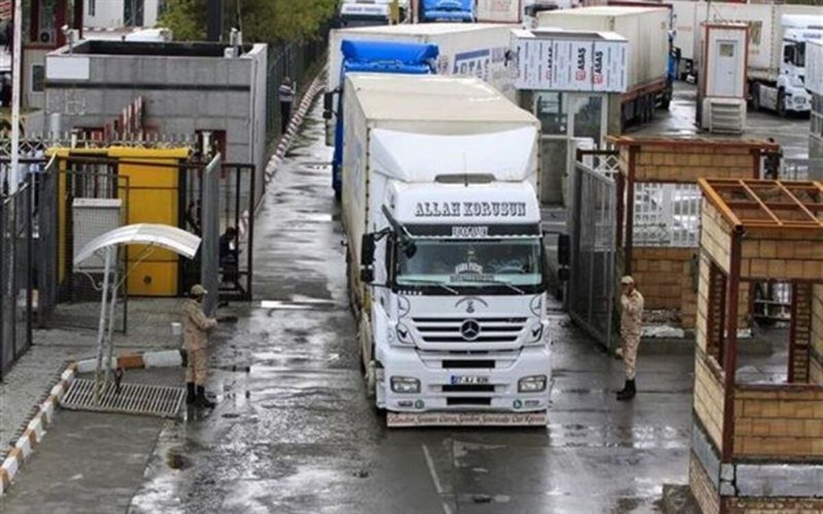 دستگیری ۳۰۰ تبعه بیگانه در داخل کامیون‌های ترانزیت