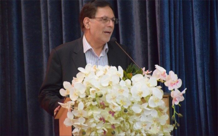 دانشجومعلمان نباید خودشان را محدود به محتویات کتاب ها و آموزش های دوران تحصیل کنند