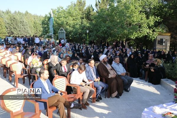 مراسم عقد زوج دانشجو در مزار شهدای گمنام