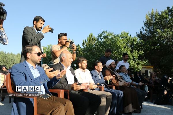 مراسم عقد زوج دانشجو در مزار شهدای گمنام