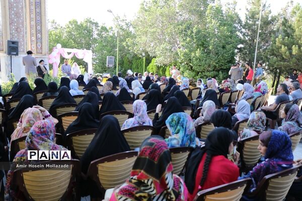 مراسم عقد زوج دانشجو در مزار شهدای گمنام
