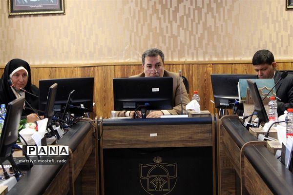 دیدار مدیرکل آموزش و پرورش فارس با نمایندگان دخترمجامع ، مجلس و شورای دانش‌آموزی فارس