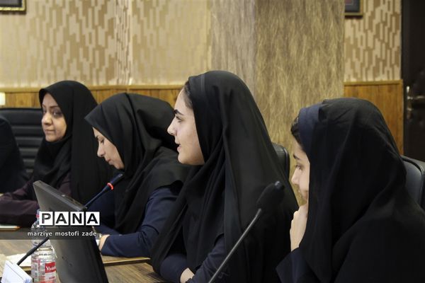دیدار مدیرکل آموزش و پرورش فارس با نمایندگان دخترمجامع ، مجلس و شورای دانش‌آموزی فارس