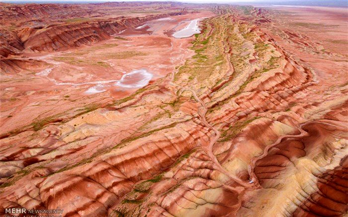 کویر «اشتهارد» رنگین‌کمان روی زمین