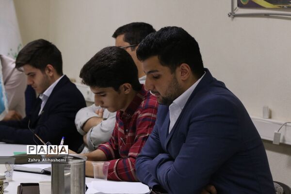 جلسه مشترک اعضای مجلس دانش‌آموزی شهر تهران با سعید جهانشاهی، رئیس اداره آموزش متوسطه دوره دوم نظری شهر تهران