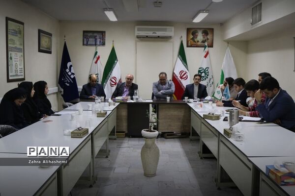 جلسه مشترک اعضای مجلس دانش‌آموزی شهر تهران با سعید جهانشاهی، رئیس اداره آموزش متوسطه دوره دوم نظری شهر تهران