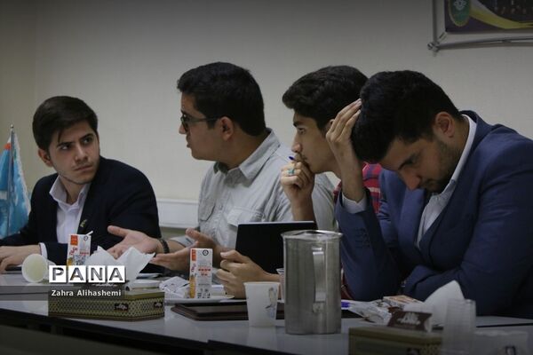 جلسه مشترک اعضای مجلس دانش‌آموزی شهر تهران با سعید جهانشاهی، رئیس اداره آموزش متوسطه دوره دوم نظری شهر تهران