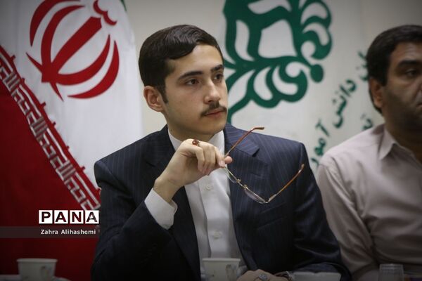جلسه مشترک اعضای مجلس دانش‌آموزی شهر تهران با سعید جهانشاهی، رئیس اداره آموزش متوسطه دوره دوم نظری شهر تهران