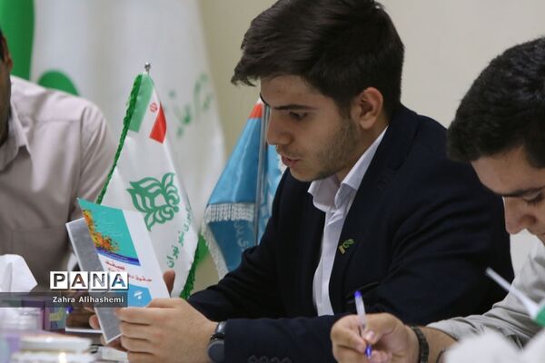 جلسه مشترک اعضای مجلس دانش‌آموزی شهر تهران با سعید جهانشاهی، رئیس اداره آموزش متوسطه دوره دوم نظری شهر تهران