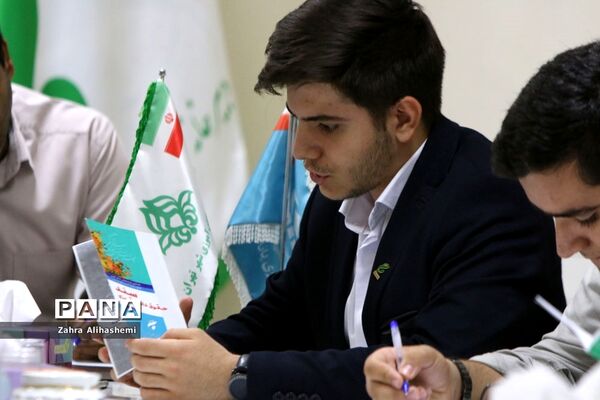 جلسه مشترک اعضای مجلس دانش‌آموزی شهر تهران با سعید جهانشاهی، رئیس اداره آموزش متوسطه دوره دوم نظری شهر تهران
