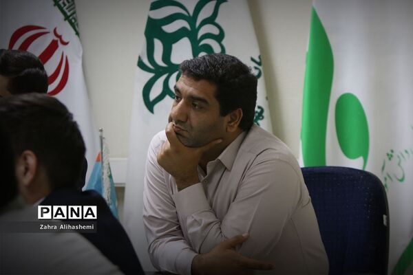 جلسه مشترک اعضای مجلس دانش‌آموزی شهر تهران با سعید جهانشاهی، رئیس اداره آموزش متوسطه دوره دوم نظری شهر تهران