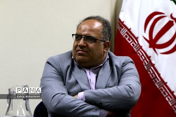 جلسه مشترک اعضای مجلس دانش‌آموزی شهر تهران با سعید جهانشاهی، رئیس اداره آموزش متوسطه دوره دوم نظری شهر تهران