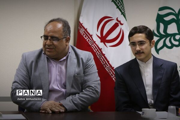 جلسه مشترک اعضای مجلس دانش‌آموزی شهر تهران با سعید جهانشاهی، رئیس اداره آموزش متوسطه دوره دوم نظری شهر تهران