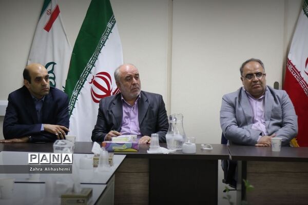 جلسه مشترک اعضای مجلس دانش‌آموزی شهر تهران با سعید جهانشاهی، رئیس اداره آموزش متوسطه دوره دوم نظری شهر تهران