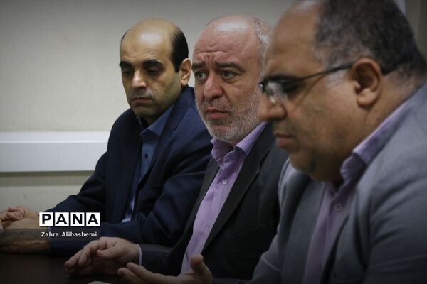 جلسه مشترک اعضای مجلس دانش‌آموزی شهر تهران با سعید جهانشاهی، رئیس اداره آموزش متوسطه دوره دوم نظری شهر تهران