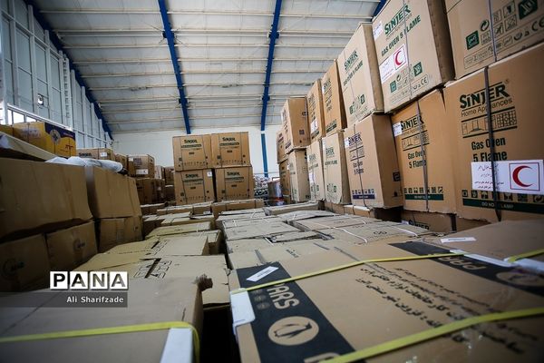 توزیع کالای اساسی بین سیل زدگان استان لرستان