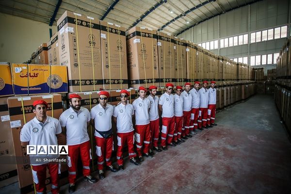 توزیع کالای اساسی بین سیل زدگان استان لرستان