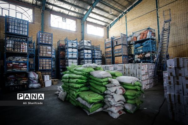 توزیع کالای اساسی بین سیل زدگان استان لرستان