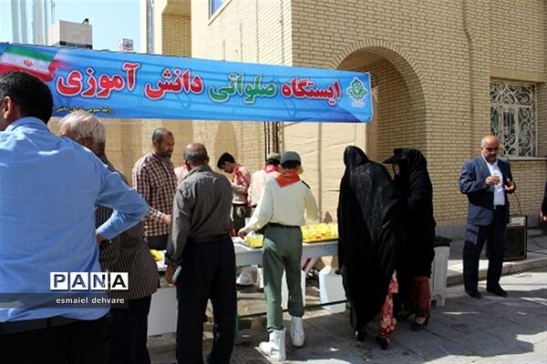 برپایی ایستگاه صلواتی دانش‌آموزی به مناسبت میلاد امام رضا(ع)