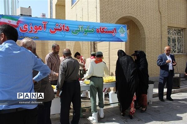 برپایی ایستگاه صلواتی دانش‌آموزی به مناسبت میلاد امام رضا(ع)