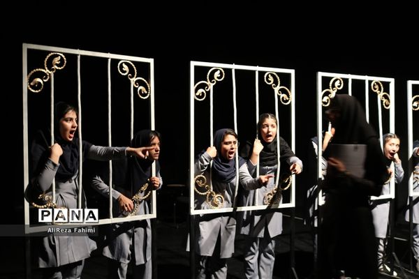 تئاتر « شبها می‌میریم روزها زنده می‌شیم »