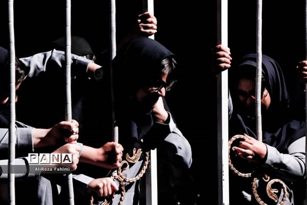 تئاتر « شبها می‌میریم روزها زنده می‌شیم »