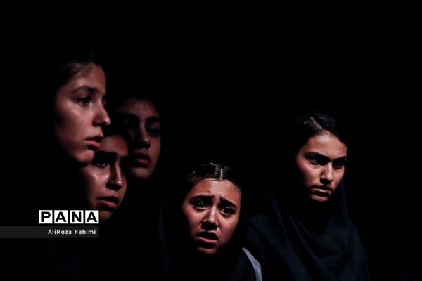 تئاتر « شبها می‌میریم روزها زنده می‌شیم »